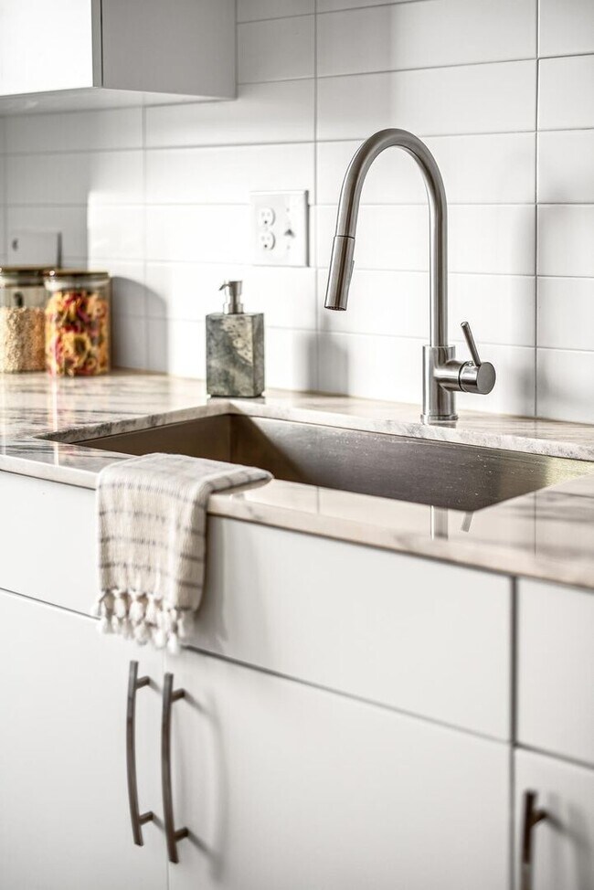 Building Photo - Stunning one bedroom unit in The Wedgewood section of town.