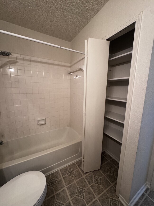 Building Photo - 1613 Bobby Lee Dr