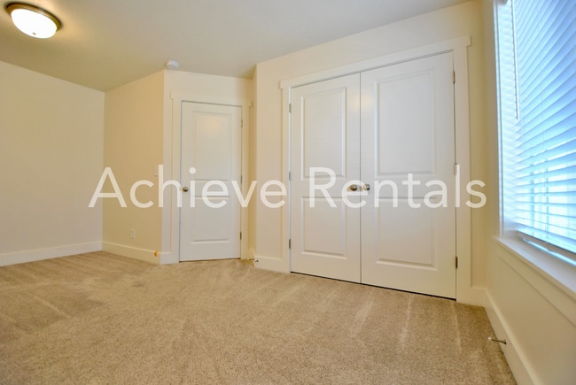 Building Photo - Conveniently Located North Logan Village Townhome | Near Utah State and Hospitals