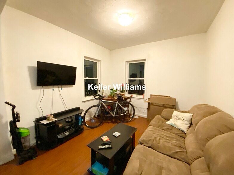 Building Photo - 93A Hillside St