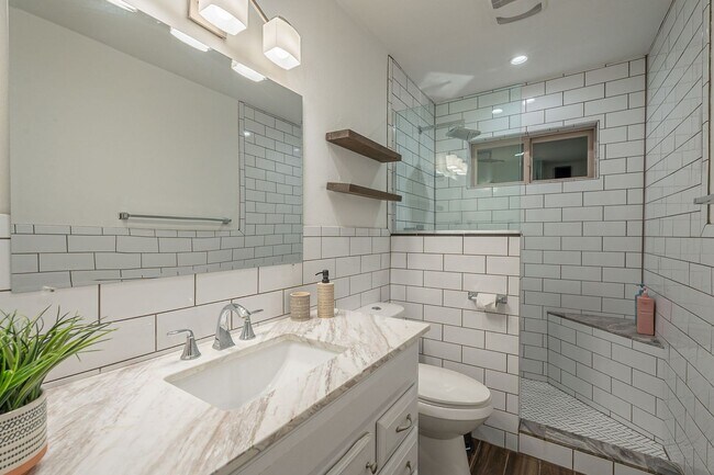 Building Photo - Fully Furnished 3 Bed 2 Bath & Garage in North Central Phoenix