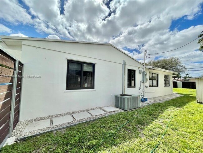 Building Photo - 1010 N 31st Ct