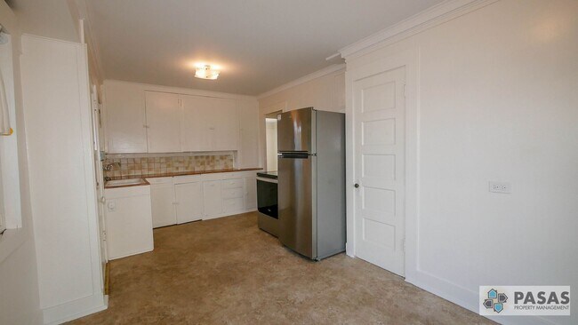 Building Photo - Historical 1 bedroom Cottage with yard!