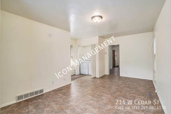 Building Photo - 714 W Cedar St