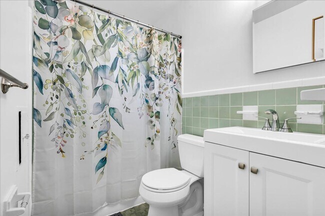 Building Photo - Charming Madison Heights Home with Garage and Fenced Yard