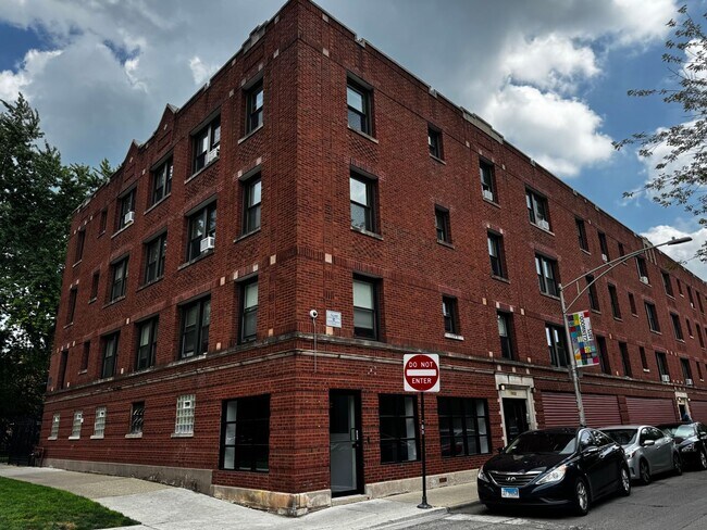 Building Photo - Nice 1 Bed in Quaint Roger's Glenwood District