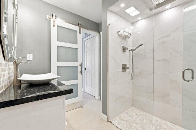 Building Photo - 3017 N Oakland Forest Dr