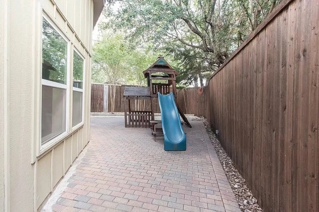 Back Yard (Play set no longer available) - 3508 Grande Bulevar