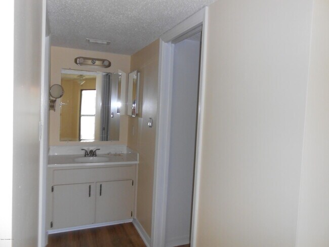 Building Photo - 220 S 5th St