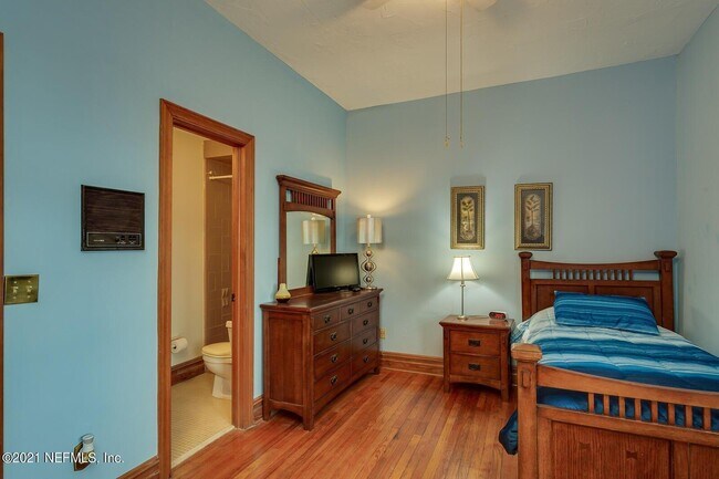 Building Photo - 2716 Oak St