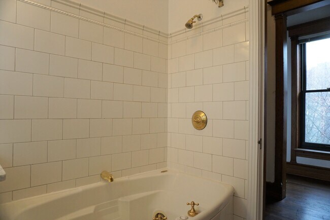 Building Photo - 544 W Fullerton Pkwy