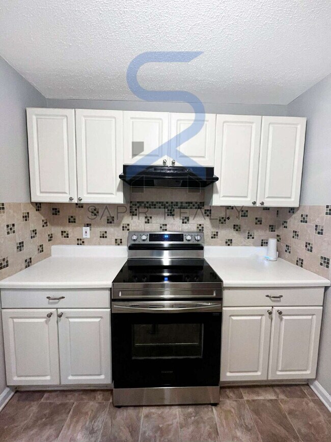 Building Photo - Move in before November 15th and choose yo...