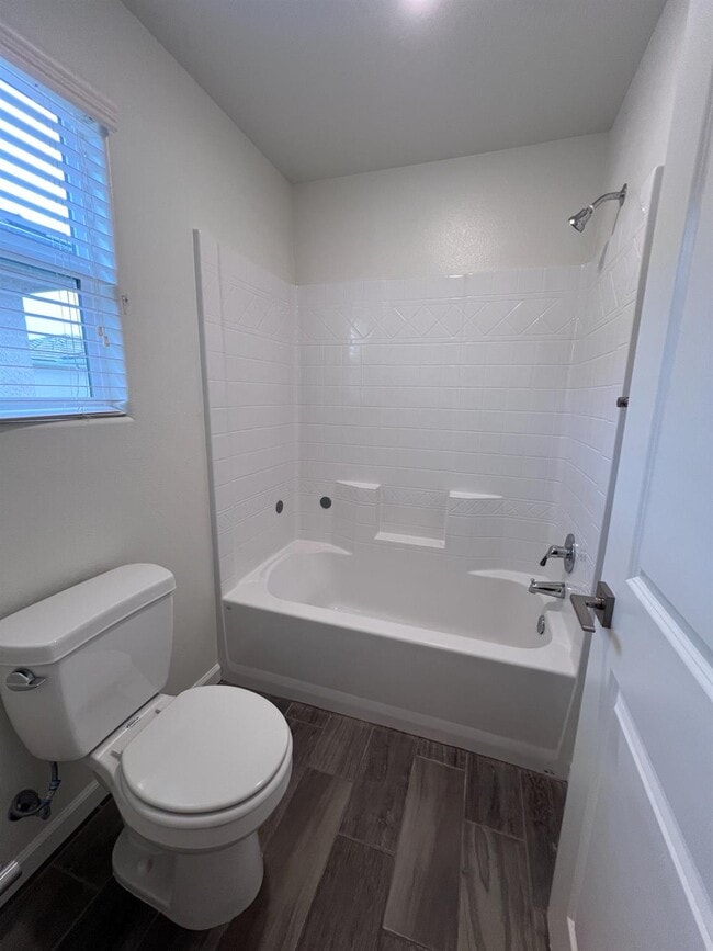 Building Photo - 1918 Oak Ln