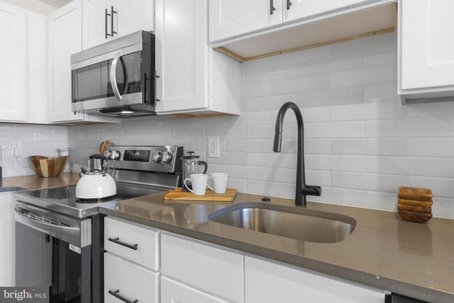 Building Photo - 7037 Ridge Ave