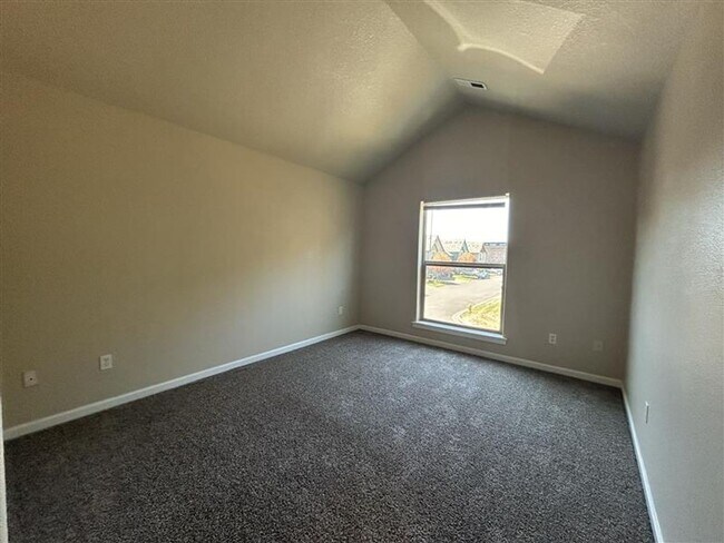 Building Photo - Move-In Ready! 3 Beds 2.5 Baths Townhome with Stainless Steel Appliances, W/D Hookups, and Gas Fo...