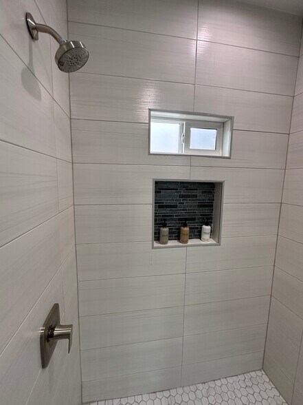 Building Photo - 2417 Indian Creek Ave