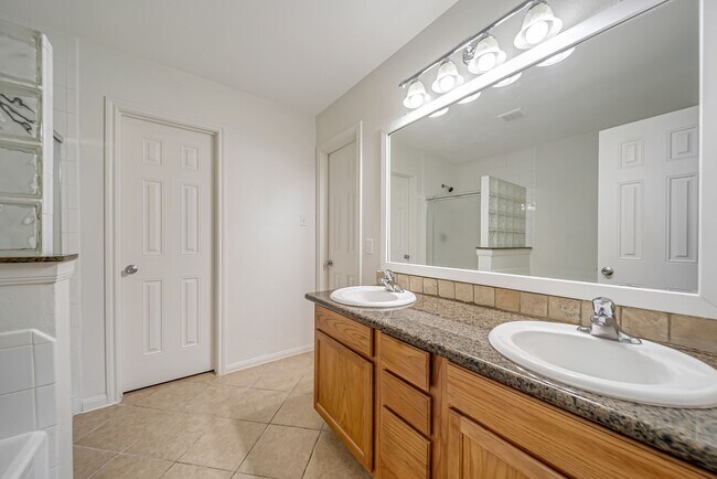 Building Photo - 18439 Sunrise Oaks Ct
