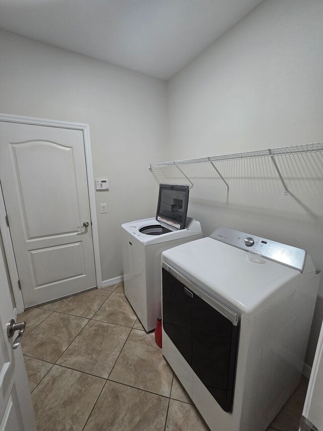 Building Photo - Luxurious Single-Family Home in Secluded Mount Dora Community