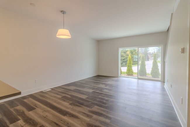 Building Photo - Premier Place and Premier Living!