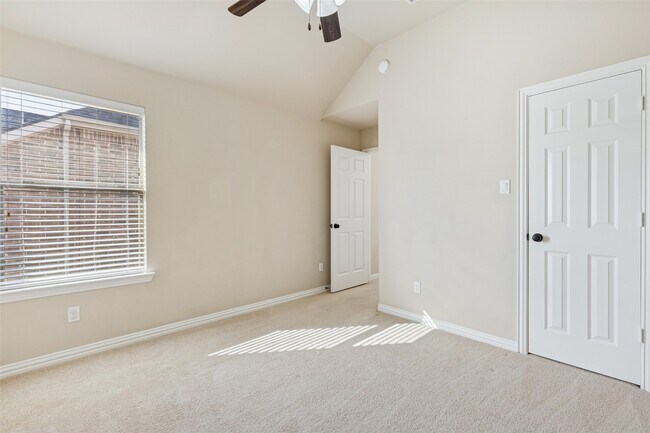 Building Photo - 11 Vershire Cir