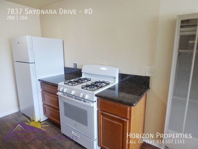 Building Photo - 2 Bed 1 Bath 2nd Floor Fourplex Unit in Ci...