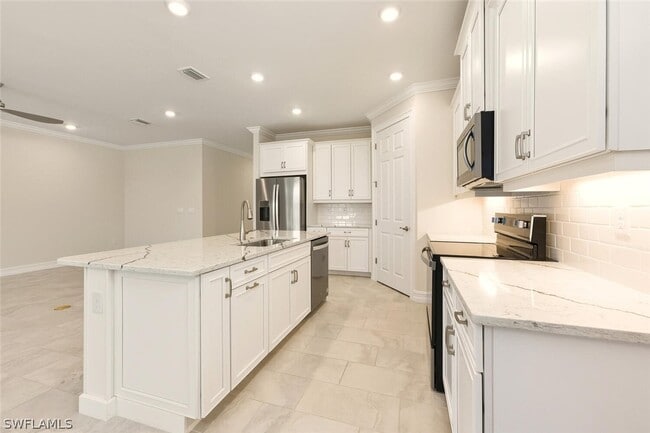 Building Photo - 28021 Sanibel Sands St