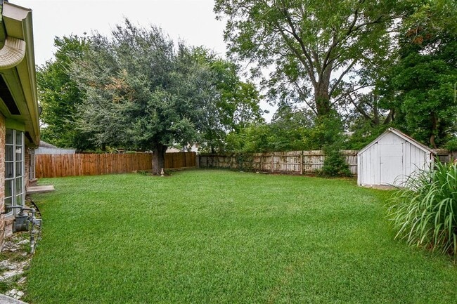 Building Photo - 12314 Plumpoint Dr