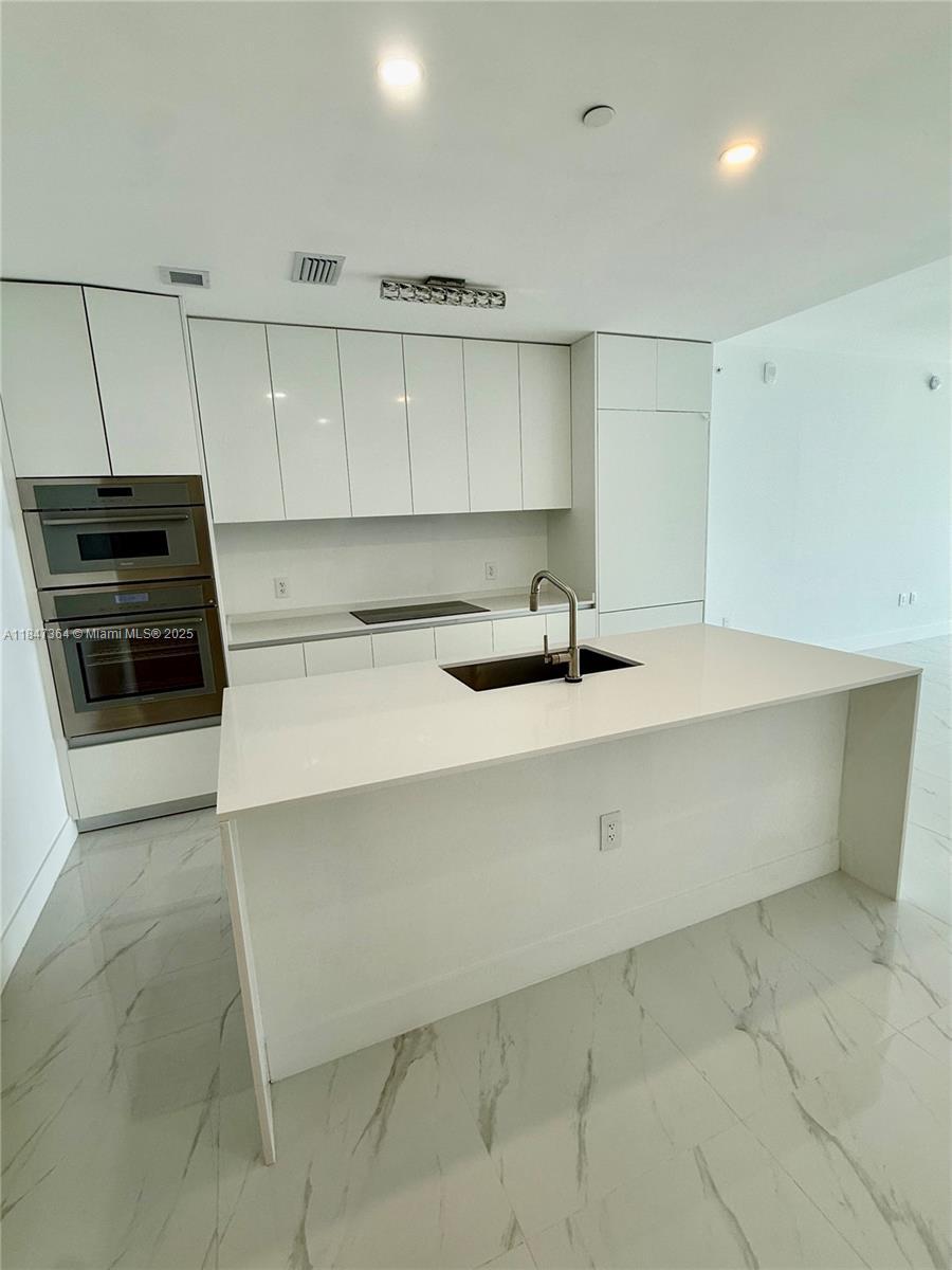 Building Photo - 700 NE 24th St