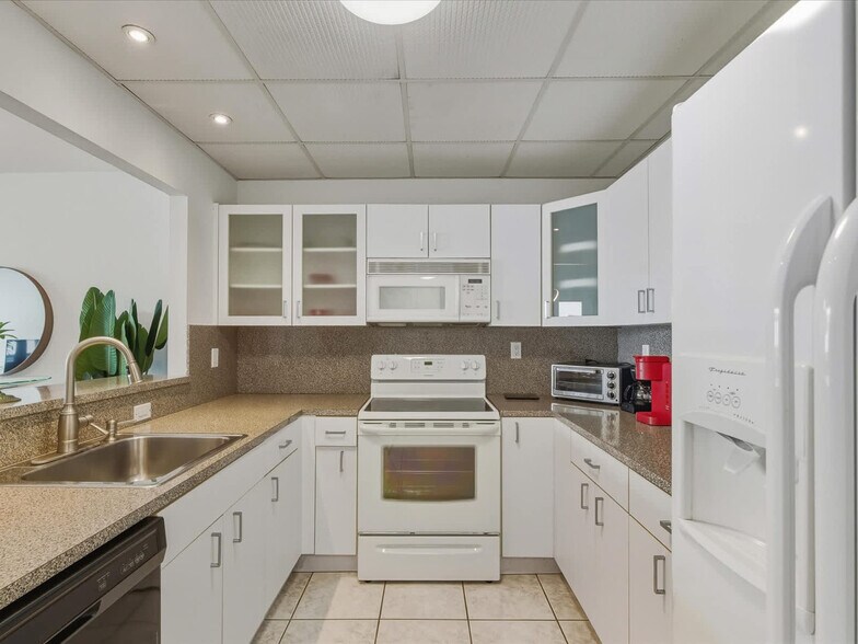 Building Photo - 3725 S Ocean Dr