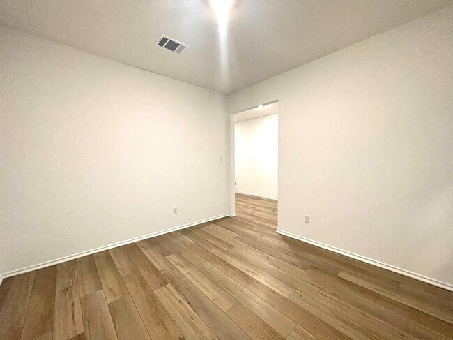 Building Photo - 433 Sebring Cir