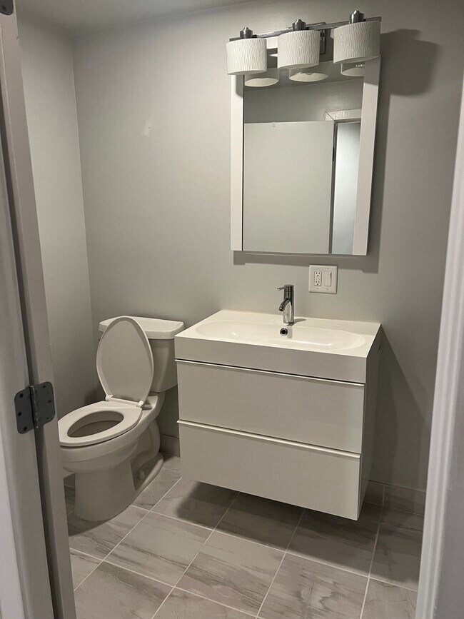 Building Photo - 2340 E Boston St