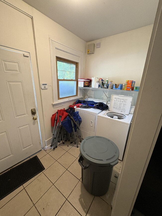 Building Photo - 4 Bed House Available!
