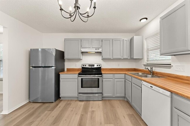 Building Photo - 15205 Cavalier Canyon Dr