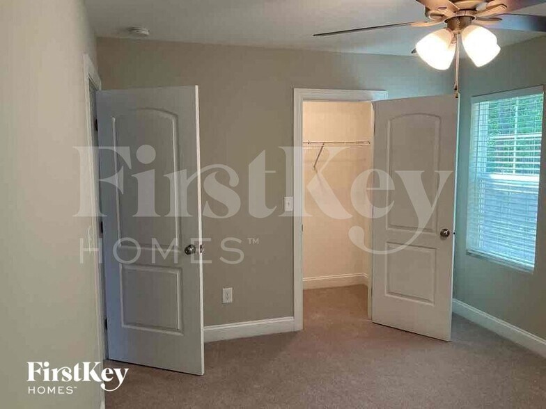 Building Photo - 2041 Samantha Dr