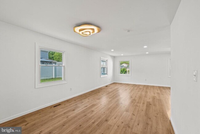 Building Photo - 29 Hinsdale Ln