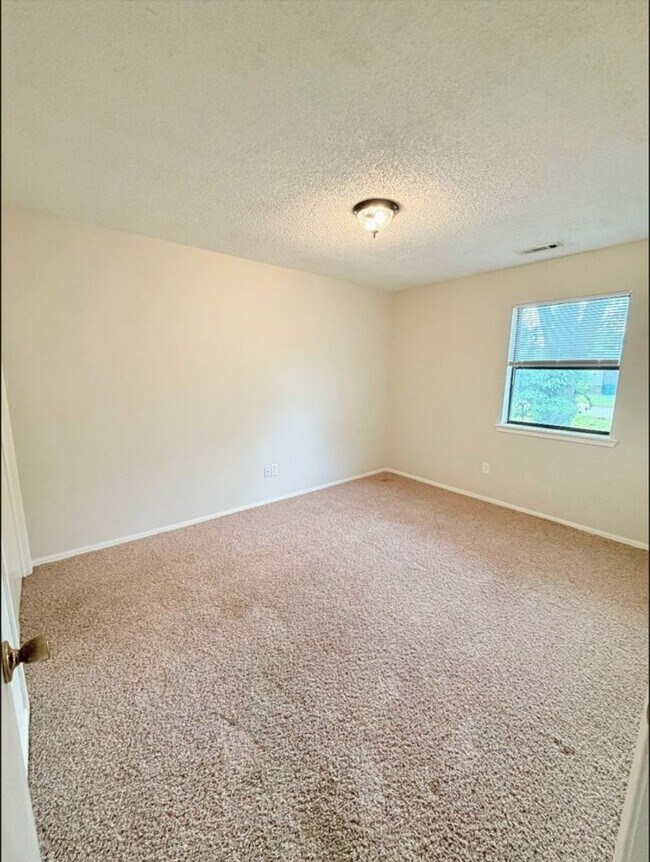 Building Photo - 3 Bedroom Single Family Home In Bentonville!