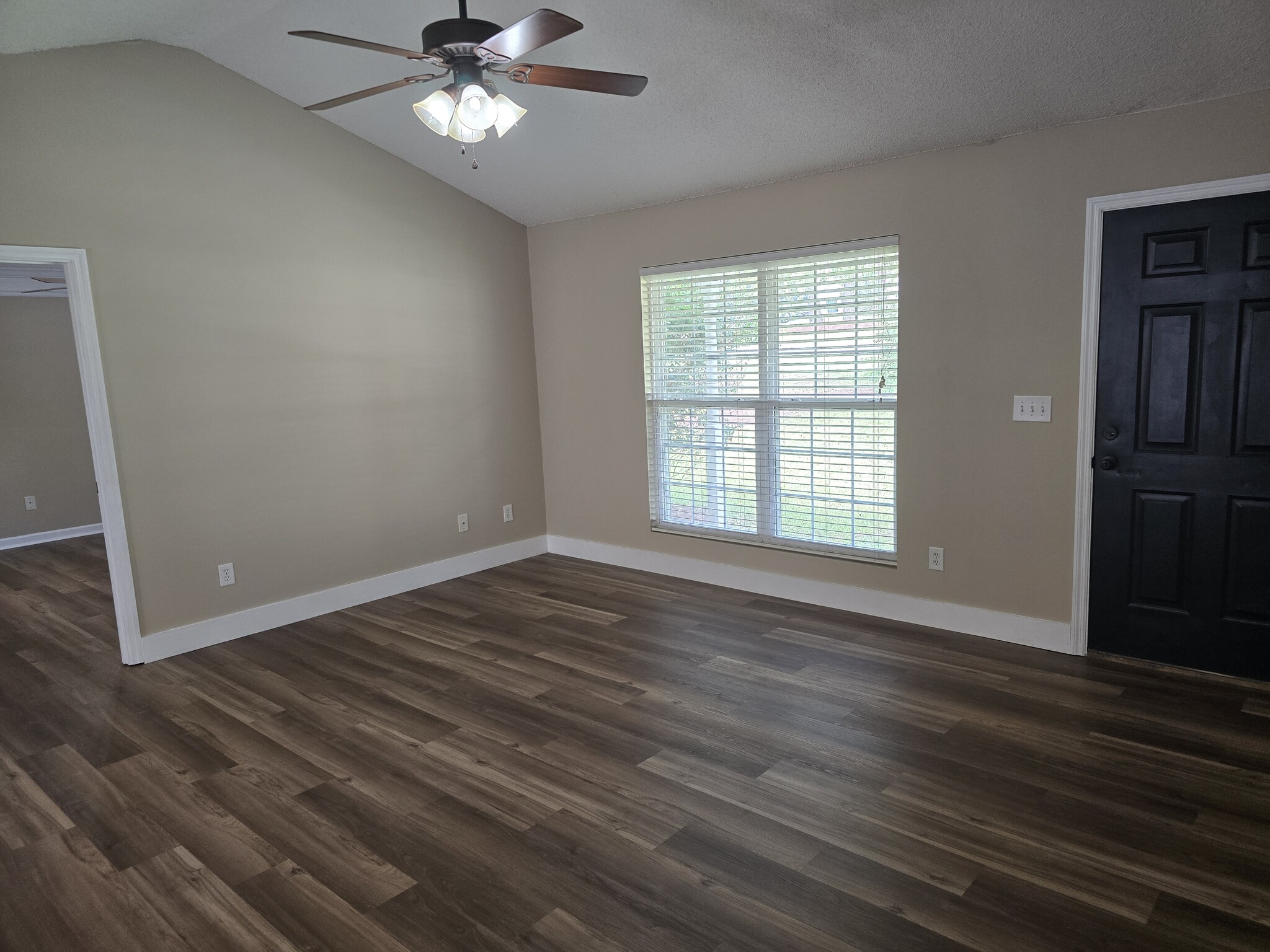 Living Area with Vaulted Ceilings - 2065 Pinemount Blvd
