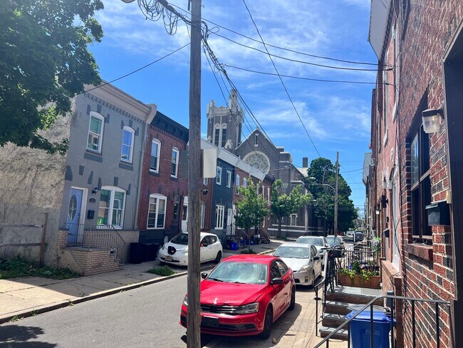 Building Photo - Newly Remodeled 3b/1b House in South Philly! Section 8 Only