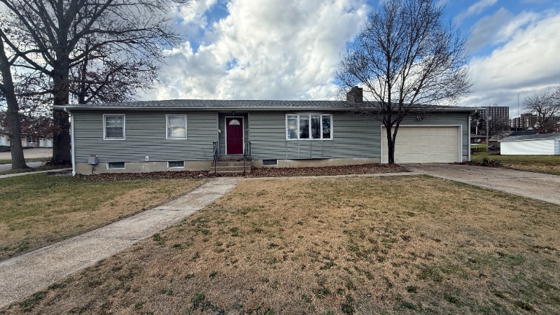 Building Photo - 1601 N Oak St