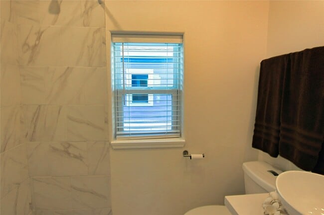 Building Photo - 14146 Miramar Dr