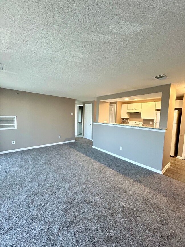 Building Photo - University Spacious 3rd floor Condo