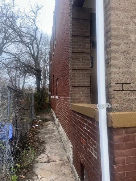 Building Photo - 5601 Lotus Ave