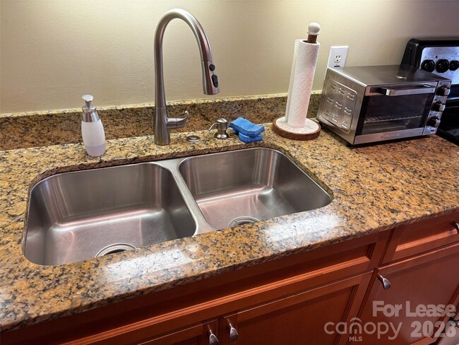 Building Photo - 4620 Piedmont Row Dr