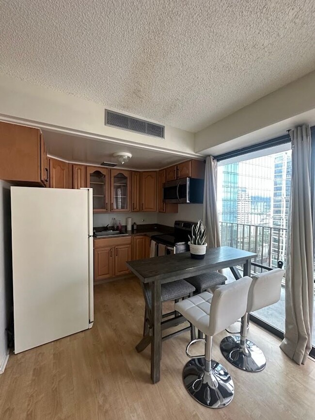 Building Photo - Harbor Square READY TO MOVE IN 1 bed, 1 bath with 1 parking, utilities included, walk to the conv...