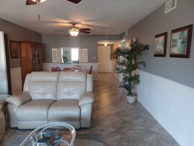 Building Photo - Ocean view FULLY FURNISHED 2+ / 2 with Boa...