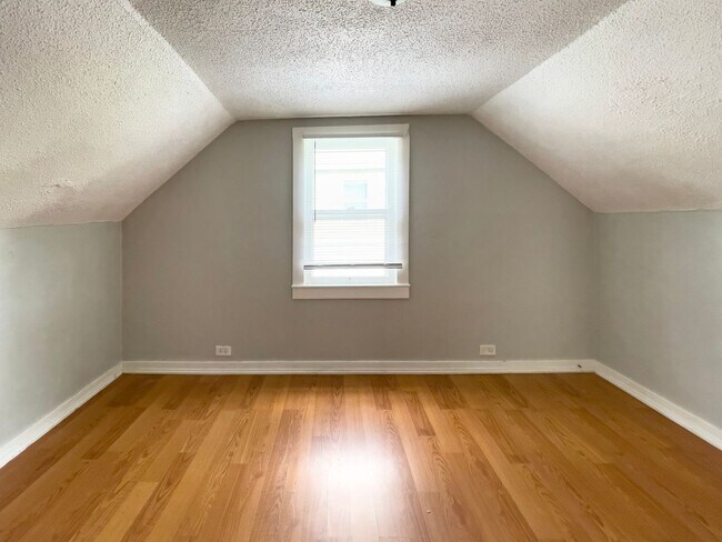 Building Photo - *AVAILABLE NOW!* Cozy Three Bedroom Home!