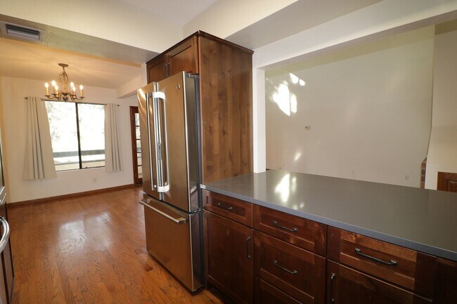 Building Photo - Studio City, 1Bed and 1.5 Bath Condo!