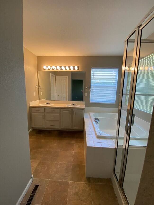 Building Photo - 2662 Paddington Rd