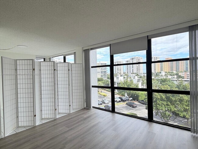 Building Photo - 800 Parkview Dr