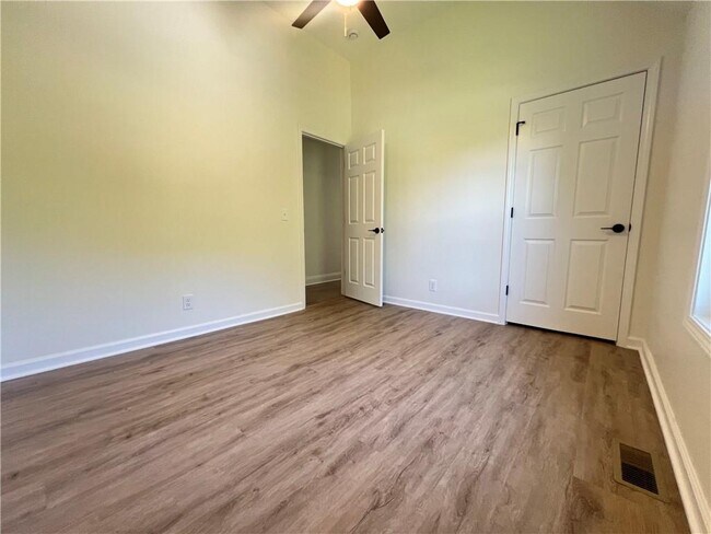 Building Photo - 130 Elk Grove Dr
